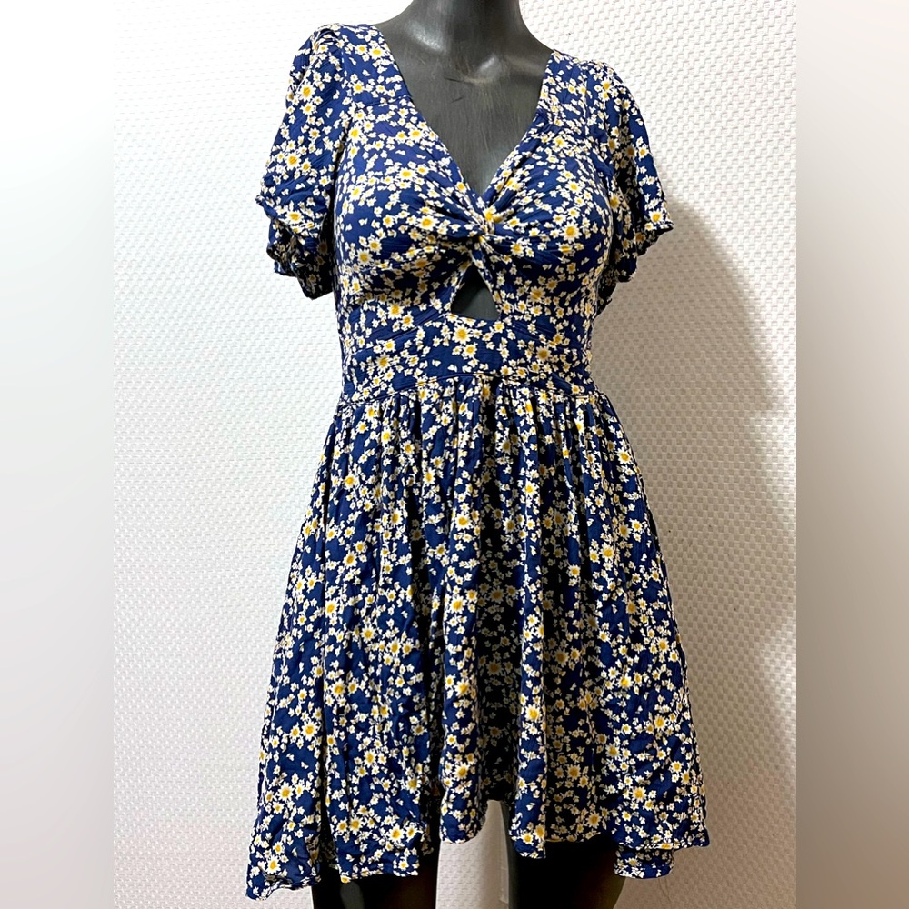 Angie Women's Twist Front Peekaboo Cutout Short Sleeve Dress size small